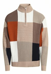 Suéter de punto con cremallera de un cuarto, que presenta un diseño de patchwork en beige, marrón, naranja, azul marino y crema, con diferentes patrones de textura.