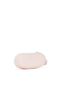 Trousse de crayons rose en forme ovale avec un motif géométrique, fermeture zip, tissu texturé et un accent en pompon violet doux à une extrémité.