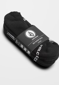 Schwarze No-Show-Socken, Packung mit drei Paar, aus weichem Stoff mit weißem Markenlogo und Produktdetails auf einem schwarzen Band.