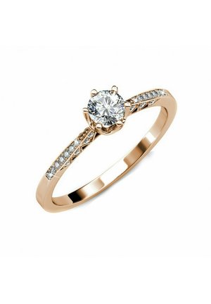 Rosenvergoldeter Ring mit einem runden Diamant-Mittelstein, flankiert von kleineren Diamanten entlang des Bandes. Glatte Oberfläche mit aufwendigen Details.