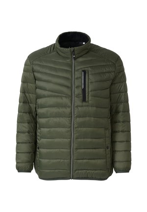 Giacca imbottita verde con zip frontale, colletto alto e tasca sul petto. Materiale texturizzato con cuciture orizzontali per l'isolamento.