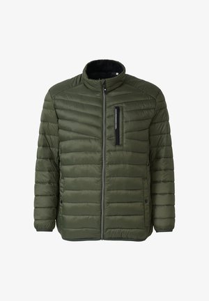 Grüne gepolsterte Jacke mit durchgehendem Reißverschluss, hohem Kragen und einer Brusttasche. Strukturiertes Material mit horizontaler Steppung zur Isolierung.