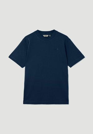 Camiseta de algodón azul marino con manga corta, cuello redondo y un sutil logo bordado en el pecho. Textura suave y corte clásico.