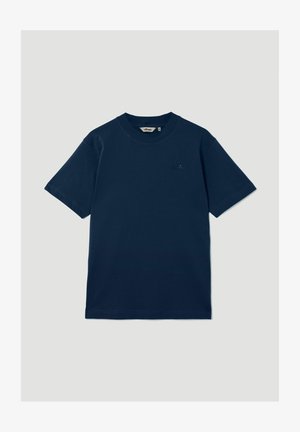 Camiseta de algodón azul marino con manga corta, cuello redondo y un sutil logo bordado en el pecho. Textura suave y corte clásico.