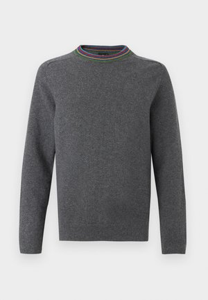 Donkergrijze trui met lange mouwen en ronde hals, voorzien van een meerkleurige gestreepte bies in blauw, rood, oranje en groen.