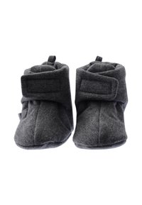 Graue Stoffslipper mit einem gesteppten Design, sicherem Klettverschluss und einer abgerundeten Fußspitze. Weicher Stoff und gepolstert für zusätzlichen Komfort.