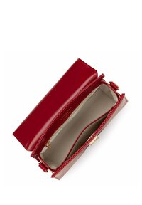 Borsa a mano in pelle rossa con finitura lucida, caratterizzata da una chiusura dorata e una tasca interna con zip. L'interno è foderato con un colore chiaro e neutro.