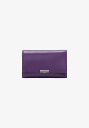 Lila Lederbrieftasche mit glatter Textur, gefaltetem Design und einem silbernen Metallakzent auf der Vorderseite. Maße nicht angegeben.