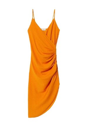 Jaskrawo pomarańczowa sukienka bez rękawów, z cienkimi ramiączkami, kopertowym dekoltem w kształcie litery V i marszczeniem z jednej strony.