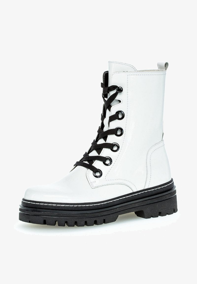 Botte de combat en cuir verni blanc avec des lacets noirs épais et une semelle noire épaisse, vue de profil sur fond blanc.