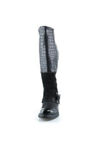 Botte noire montant jusqu'au genou avec un motif crocodile texturé sur la tige supérieure et un détail de boucle près de la cheville.