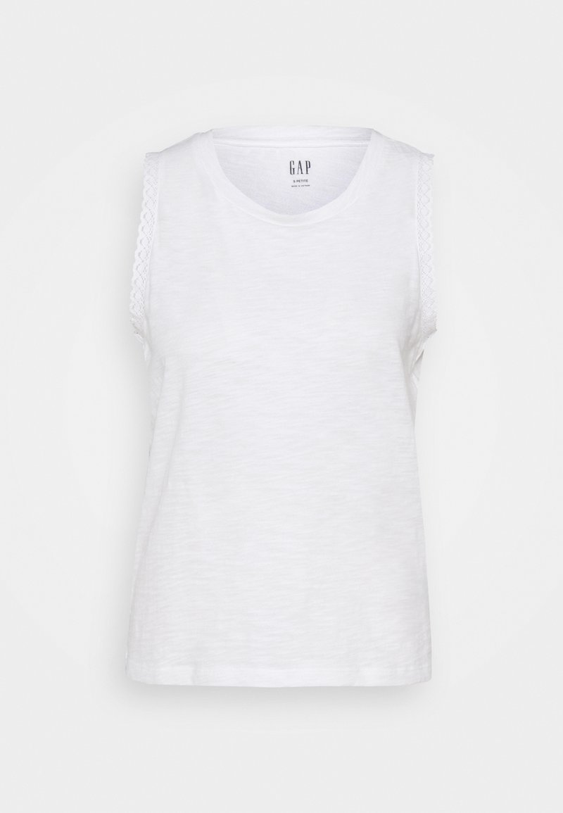 Top blanc sans manches en coton avec bordure en dentelle aux emmanchures, encolure ronde et texture subtile, présenté sur un fond uni.