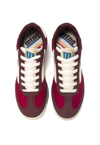Burgunderfarbene und kastanienbraune Sneaker mit weißen Schnürsenkeln, aus Wildleder und Stoff, kontrastierenden Texturen und einem bunten Logo auf den Innensohlen.