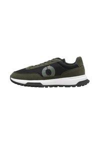 Zapatillas deportivas con un upper de tela negra, acentos de ante verde oliva, un logo prominente y una suela blanca y negra. Patrón de banda de rodadura texturizado.