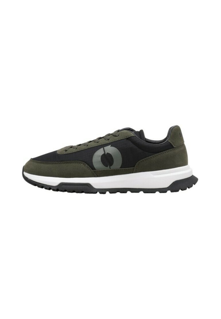 Zapatillas deportivas con un upper de tela negra, acentos de ante verde oliva, un logo prominente y una suela blanca y negra. Patrón de banda de rodadura texturizado.