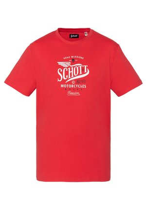 Rød T-shirt med korte ærmer med hvid motorcykelrelateret tekst, vinget kraniegrafik og mærkenavnet "Schott" centreret på forsiden.