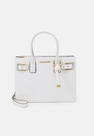 Sac à main en cuir blanc avec motif géométrique matelassé, deux poignées, ferrures dorées, nœud décoratif et bandoulière amovible.