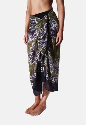 Fular ligero estampado con un patrón floral verde y negro, con cintura negra y dobladillo transparente. Ideal para versatilidad y comodidad.