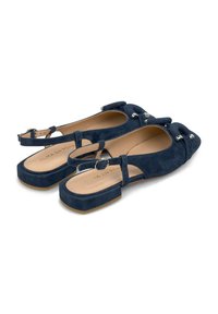 Ballerines en daim bleu marine avec un bout carré, un talon ouvert et une sangle ajustable, ornées d'accents argentés et d'un design minimaliste.