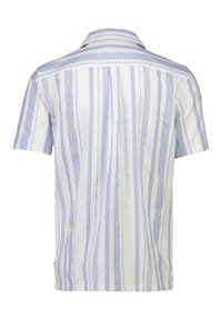 Camicia a maniche corte a strisce bianche e azzurre, realizzata in cotone morbido. Presenta un colletto classico e un retro con chiusura a bottoni.