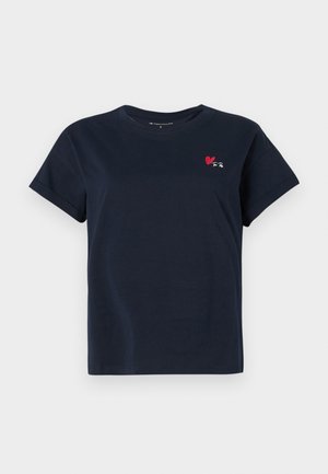 Ναυτικό μπλε κοντομάνικο t-shirt με μικρή κόκκινη καρδιά και λευκή κεντημένη γραφή στο αριστερό στήθος.