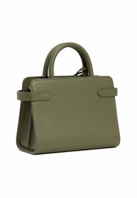Borsa a mano verde in pelle con due manici superiori, forma strutturata, texture liscia e design minimalista. Presenta dettagli cuciti e nessun hardware visibile.