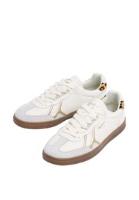 Sneakers bianchi in pelle e camoscio con accenti dorati, suola in gomma marrone e un dettaglio a stampa leopardata sul tallone.