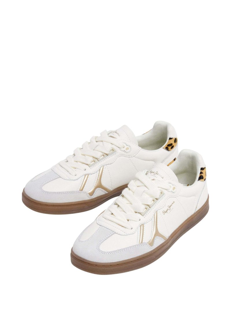 Zapatillas blancas hechas de cuero y gamuza con detalles en dorado, suela de goma marrón y un estampado de leopardo en el talón.