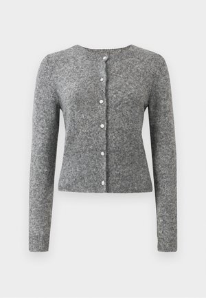 Sivi pleteni kardigan s dugim rukavima, okruglim izrezom i šest dugmadi. Ima rebrasti rub i teksturu kroz cijelu tkaninu.