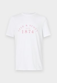 Tricou alb din bumbac cu mâneci scurte. Partea din față are un text roz care spune "LYLE & SCOTT ESTD 1874" într-un design arcuit. Stil simplu și clasic.