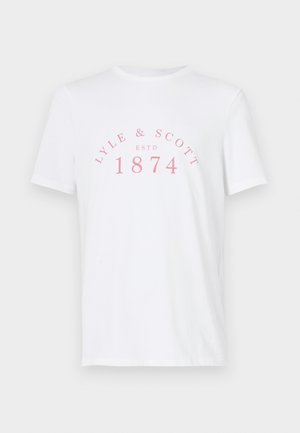 Vit bomullströja med korta ärmar. Framsidan har rosa text som läser "LYLE & SCOTT ESTD 1874" i en bågformad design. En enkel och klassisk stil.
