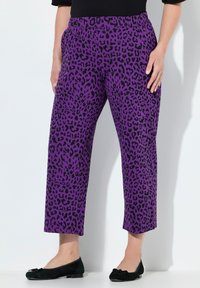 Paars luipaardprint cropped broek van zacht materiaal met een elastische tailleband, voorzien van zwarte luipaardvlekken en zijzakken.