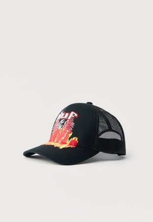 Schwarze Trucker-Kappe aus Mesh mit roter und gelber Flammenstickerei sowie weißem, stilisiertem Text auf der Frontpartie, gebogener Schirm vor einfarbigem Hintergrund.