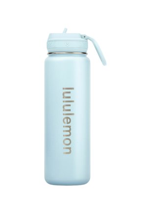 Jasnoniebieska butelka na wodę ze stali nierdzewnej z klapką odchylaną i słomką, z napisem "lululemon" wydrukowanym pionowo na srebrno.