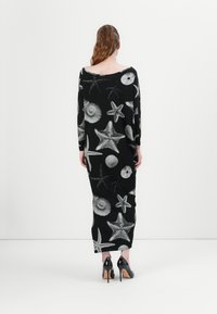 Schwarzes langes Kleid mit einem Muster aus Seeigeln und Muscheln in Grau. Off-Shoulder-Design mit langen Ärmeln und einer figurbetonten Silhouette.