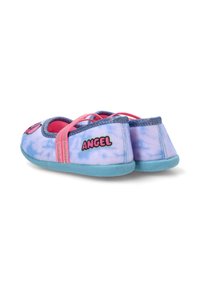 Zapatillas infantiles en azul claro y rosa con el texto "ÁNGEL", correas elásticas rosas y suelas azules, mostradas desde la parte posterior y lateral.