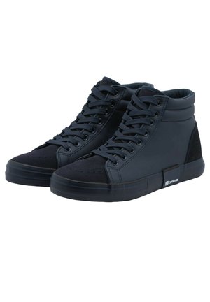 Para czarnych sneakersów za kostkę z sznurówkami, gumowymi podeszwami i wyściełanymi kołnierzami, pokazana pod kątem w lewo na białym tle.
