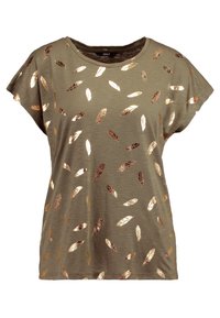 Camiseta de manga corta color verde oliva con patrones metálicos de plumas en oro y bronce, con cuello redondo y un corte ligero.