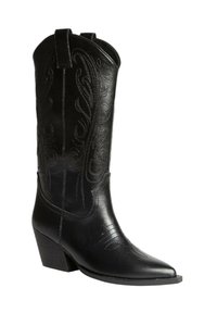 Bota vaquera de cuero negro con puntera afilada, costuras decorativas en el caña y un tacón apilado. Textura suave con bordes superiores curvados.