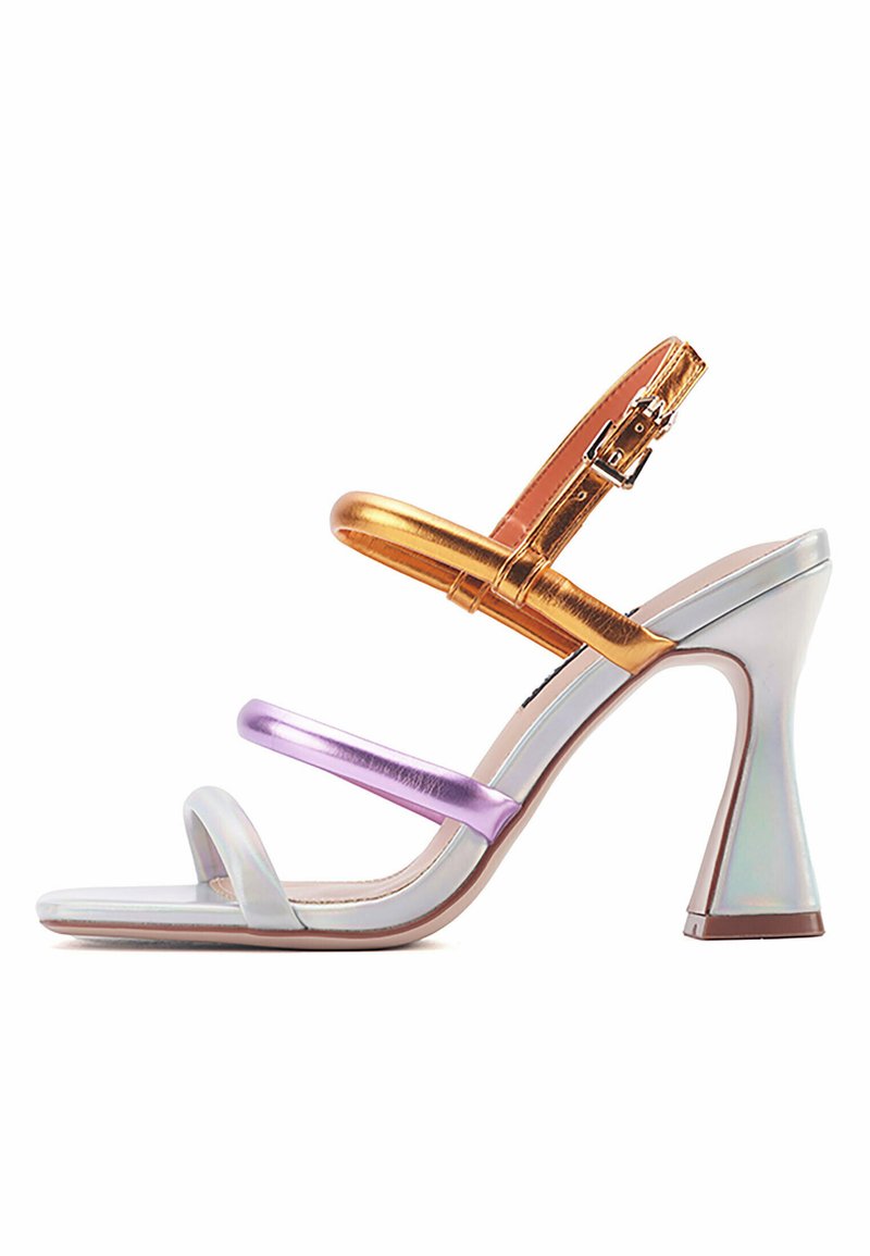 Sandal con tacco multicolore presenta cinturini metallici in oro, viola e argento, con un tacco a blocco e una finitura lucida.