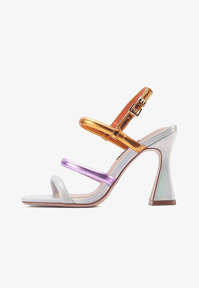Die mehrfarbige Sandalette mit Absatz verfügt über metallische Riemen in Gold, Lila und Silber, einen Blockabsatz und eine glänzende Oberfläche.