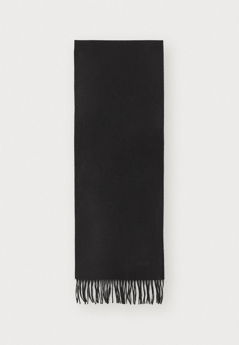 Svart skjerf laget av myk tekstil med en glatt overflate, med frynser langs bunnkanten. Enkel rektangulær form.