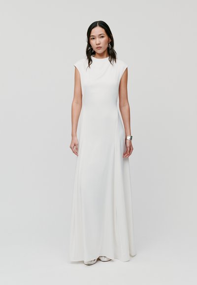 Lunghissimo abito bianco con una texture liscia, maniche a cappuccio e una silhouette fluida. Presenta un collo rotondo e cuciture laterali sottili.