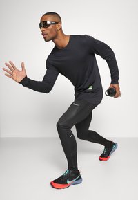 Nike Performance TEE TRAIL - T-shirt desportiva - black