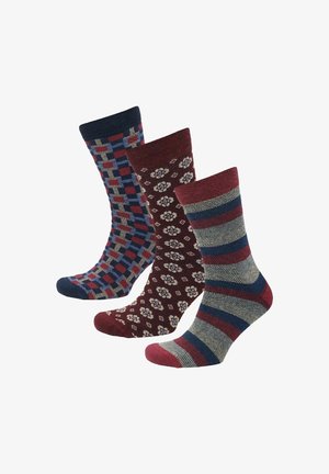 Drei Paar Baumwollsocken: Links ein geometrisches Muster in Marineblau und Kastanienbraun, in der Mitte Kastanienbraun mit floralen Designs, rechts gestreift in Kastanienbraun und Grau.