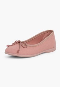 Ballerines en tissu rose avec un bout arrondi et un détail en nœud. Tige en textile douce, semelle flexible et couture minimale. Texture lisse.