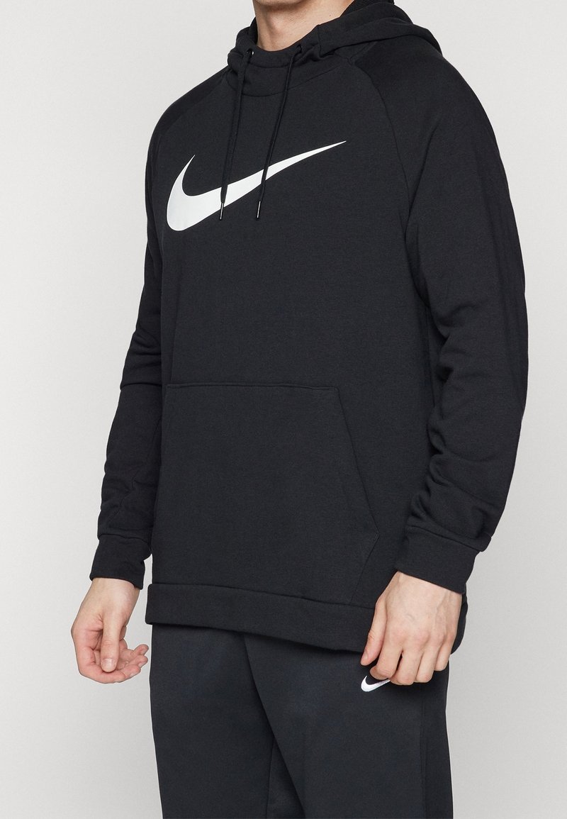 Sweat à capuche noir avec une poche avant, arborant un logo Nike blanc sur la poitrine et des poignets côtelés aux manches et à l'ourlet.