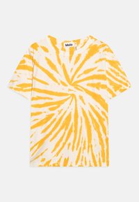 Bílý tričko s tie-dye vzorem, který zahrnuje živé žluté spirály. Vyrobeno z měkké bavlněné tkaniny, má kulatý výstřih a krátké rukávy.