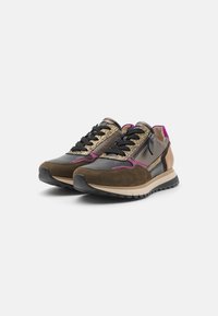 Atletiek schoenen met een zwarte en gouden metallic bovenkant, bruine suède accenten, roze details en gestructureerde veters, met een gevoerde zool.