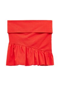 Top rojo con los hombros al descubierto y un dobladillo con volantes, hecho de una tela suave. Presenta una banda ancha en la parte superior y un diseño asimétrico.